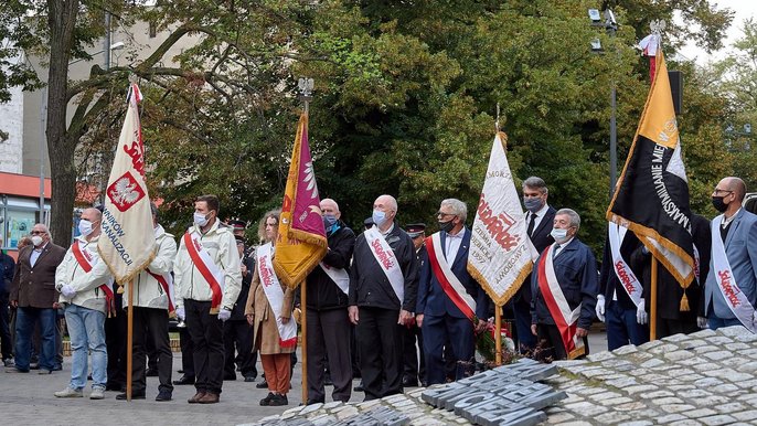 Poczty sztandarowe przy Pomniku Ofiar Stanu Wojennego i Walki o Godność Człowieka przy kościele św. Krzyża - fot. Sebastian Gapiński / UMŁ