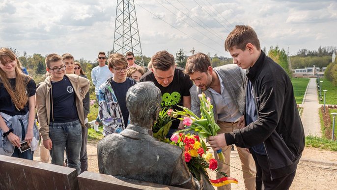 Wiceprezydent Łodzi Adam Pustelnik i przewodniczący Rady Miejskiej w Łodzi, Marcin Gołaszewski złożyli kwiaty przy pomniku Jana Karskiego. W wydarzeniu brała udział młodzież z SP nr 7 w Łodzi. Fot. Patryk Wacławiak. 