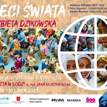 Plakat wystawy: Dzieci Świata Elżbieta Dzikowska. Białe i różowe napisy na tle kolażu zdjęć dzieci o różnym kolorze skóry, stroju itp.