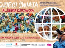 Plakat wystawy: Dzieci Świata Elżbieta Dzikowska. Białe i różowe napisy na tle kolażu zdjęć dzieci o różnym kolorze skóry, stroju itp.