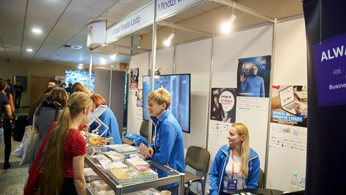 Zapoznaj się z ofertą staży i praktyk. Trwają Uniwersyteckie Targi Pracy - fot. Radosław Jóźwiak / UMŁ