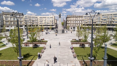 Widok na Plac Wolności - dużo zielonych trawników