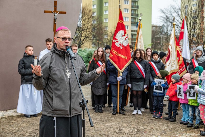 Przemarsz pod pomnik pękniętego serca