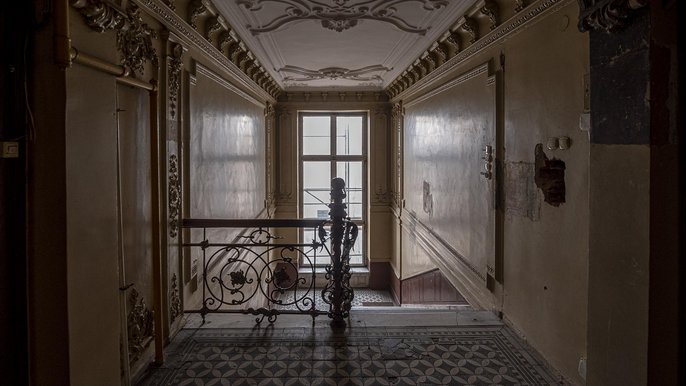 Trwają prace konserwatorskie przy remoncie kamienicy przy Roosevelta 17 - fot. Stefan Brajter / UMŁ