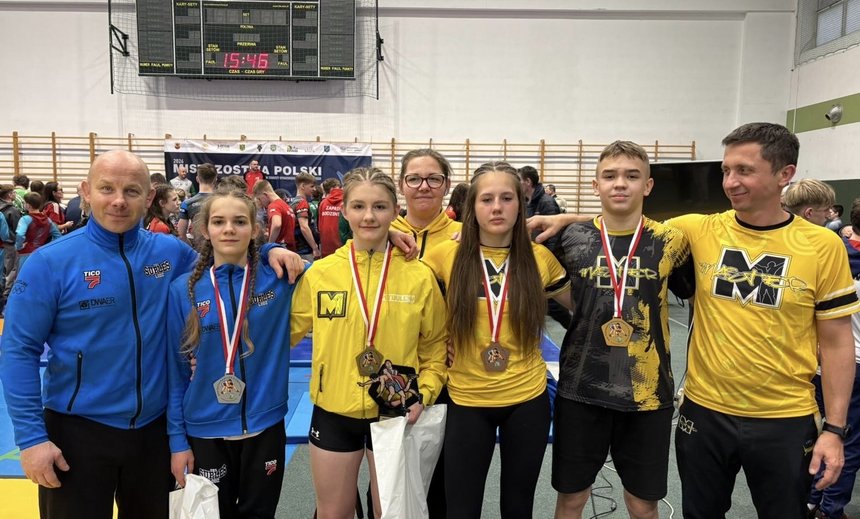 łódzcy medaliści pozujący razem z trenerami