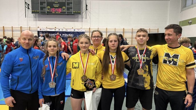  - łódzcy medaliści pozujący razem z trenerami