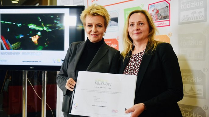 Prezydent Łodzi Hanna Zdanowska przekazała dokument na ręce wicemarszałek Joanny Skrzydlewskiej - fot. Paweł Łacheta / UMŁ