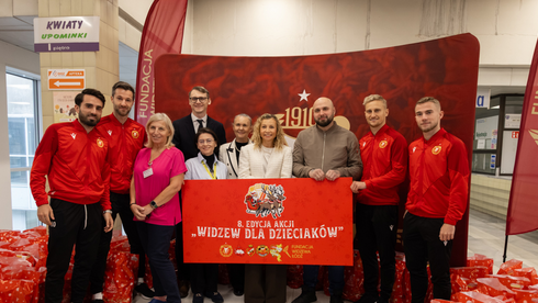przedstawiciele widzewa z banerem informującym o akcji