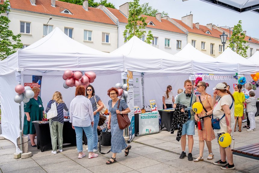 Stary Rynek, uczestnicy pikniku spacerują przed namiotami wystawców