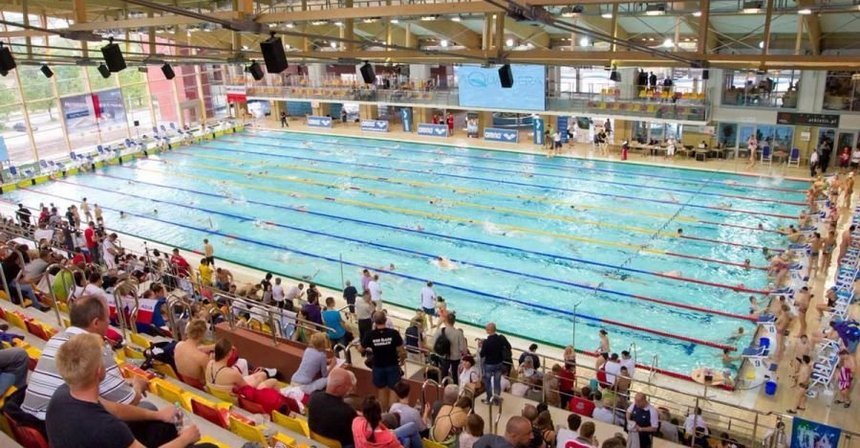 zdjęcie basenu z perspektywy trybun