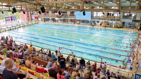 zdjęcie basenu z perspektywy trybun