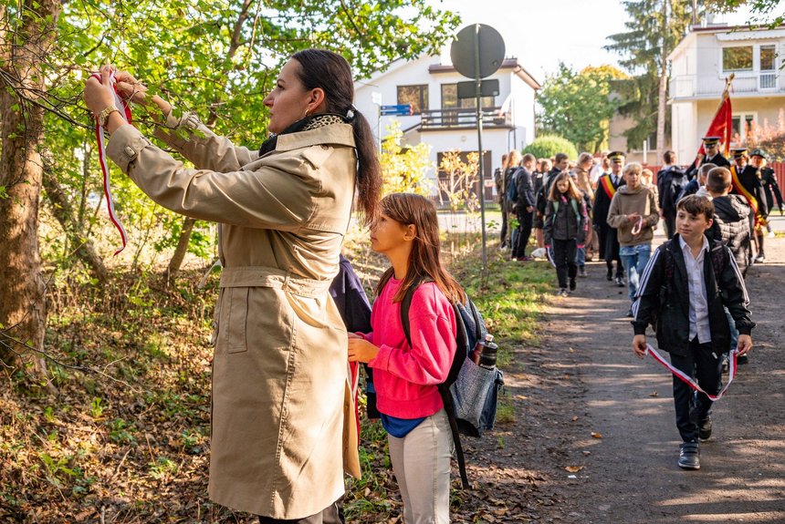 Biało-czerwone wstążeczki - znak pamięci o ofiarach z lasu na Brusie. Małgorzata Moskwa-Wodnicka i uczniowie szkół. P. Wacławiak, UMŁ. 