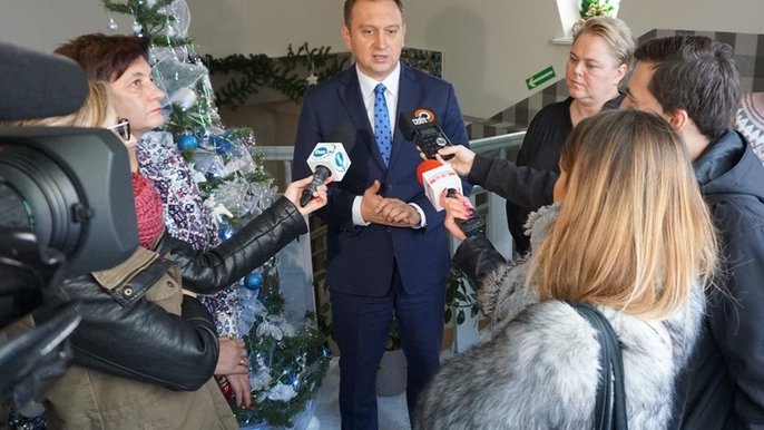 Wiceprezydent Trela podziękował dyrektorom szkół i przedszkoli biorących udział w akcji, uczniom i ich rodzicom - fot. Monika Pawlak / UMŁ