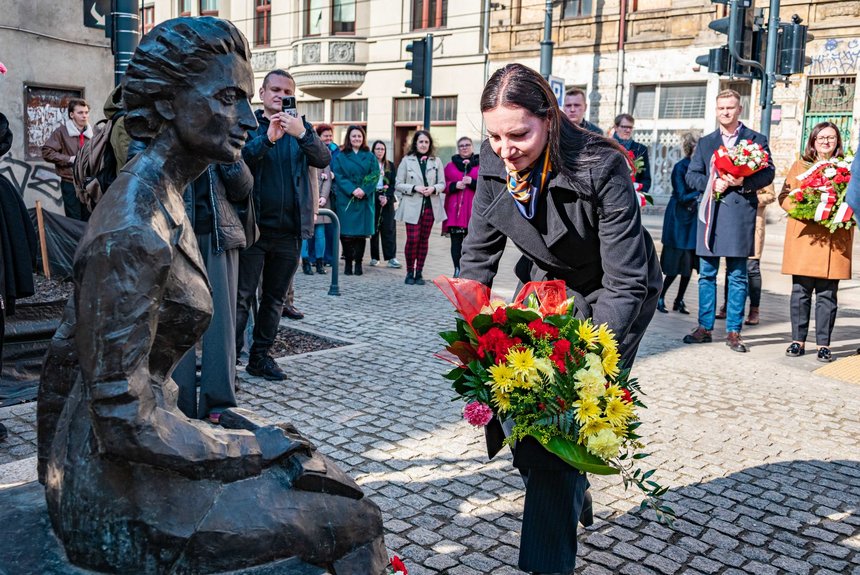 Kwiaty składa wiceprezydent Moskwa - Wodnicka. Fot. P. Wacławiak, UMŁ. 