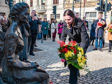 Kwiaty składa wiceprezydent Moskwa - Wodnicka. Fot. P. Wacławiak, UMŁ. 