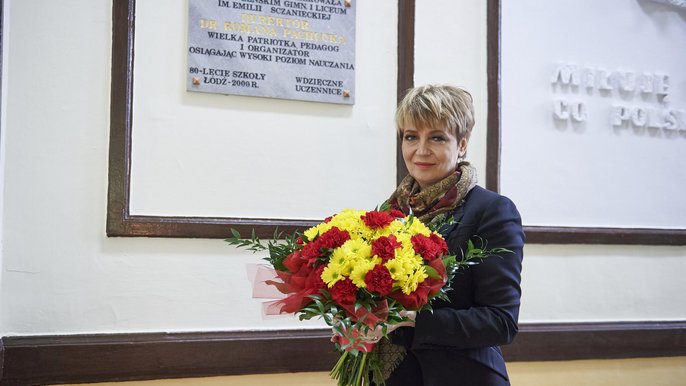 Prezydent Hanna Zdanowska przed tablicą poświęconą Romanie Pachuckiej - fot. Radosław Jóźwiak / UMŁ