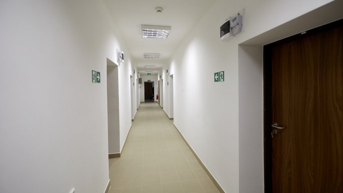 W wyremontowanym przez miasto bloku przy ul. Objazdowej 17 znajduje się 57 nowych i tanich w utrzymaniu mieszkań dla najbardziej potrzebujących - fot. Sebastian Glapiński / UMŁ