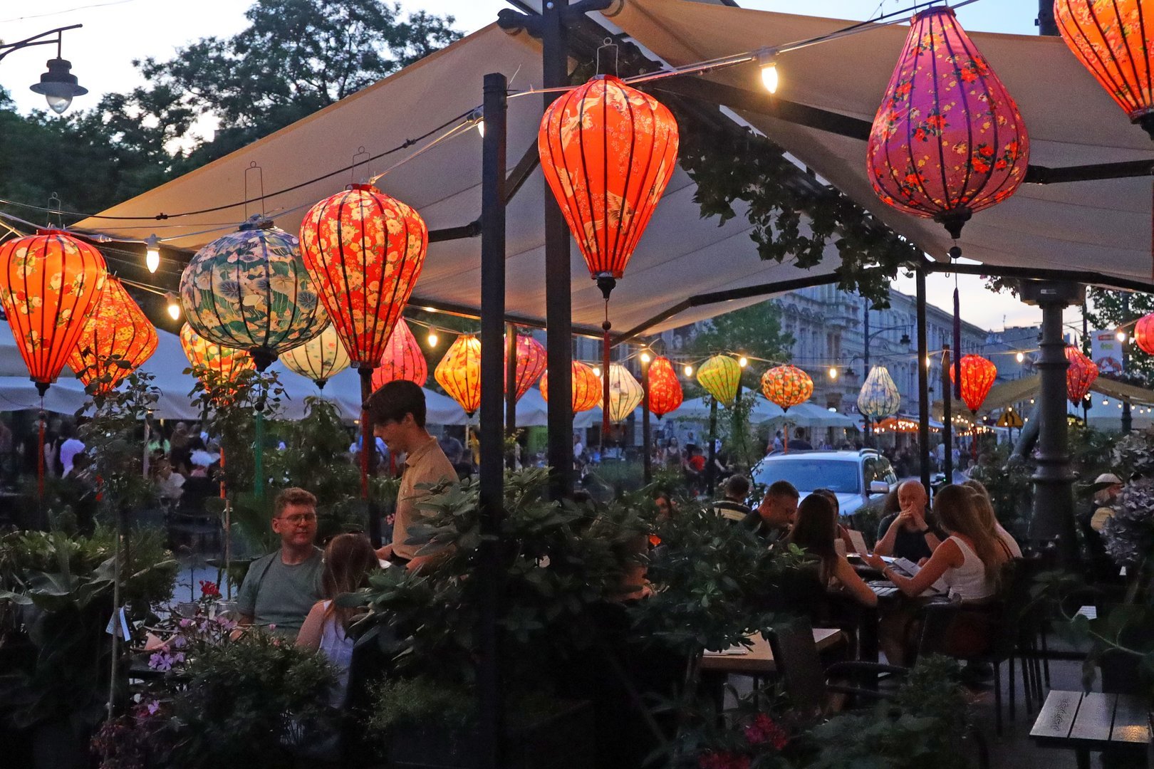 Ogródek letni z zawieszonymi azjatyckimi lampionami 