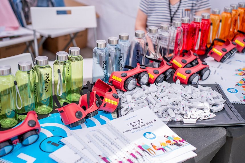 Stoisko Rzecznika Osób z Niepełnosprawnościami - okulary do symulacji wad wzroku 