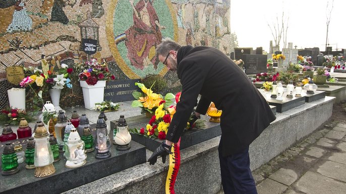 Wiceprezydent Krzysztof Piątkowski składa kwiaty na grobie ojca S. Miecznikowskiego 
