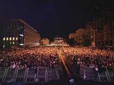 Ludzie bawiący się w tłumie pod sceną główną na Łódź Summer Festival 2023