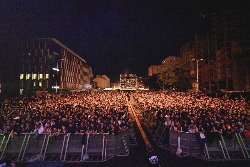 Ludzie bawiący się w tłumie pod sceną główną na Łódź Summer Festival 2023