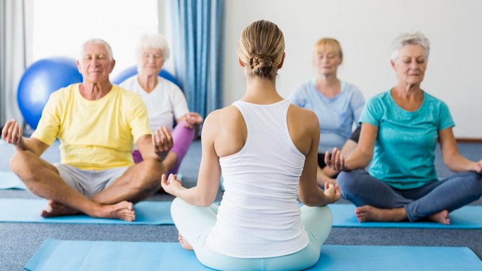 Zajęcia jogi dla seniorów - fot. ENVATO ELEMENTS