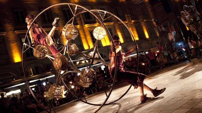 Zdjęcie promujące wydarzenie: Deambuloscopie. Spektakl plenerowy w Manufakturze - mat. pras. Manufaktura