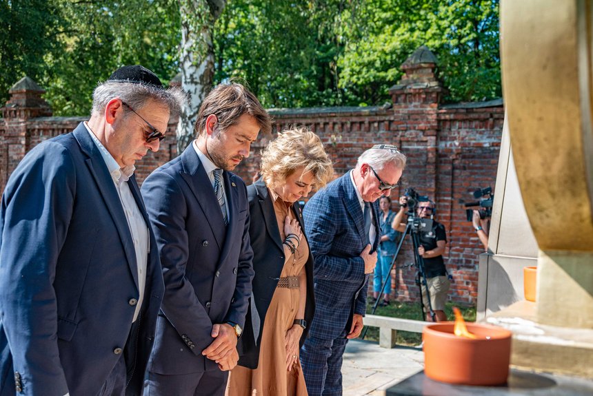 Przy pamięci łódzkich Żydów na cmentarzu żydowskim w Łodzi. Wiceprzewodniczący Gminy Wyznaniowej Żydowskiej w Łodzi Józef Weininger, prezydent Łodzi Hanna Zdanowska i wiceprezydent Adam Pustelnik. Fot. P. Wacławiak, UMŁ