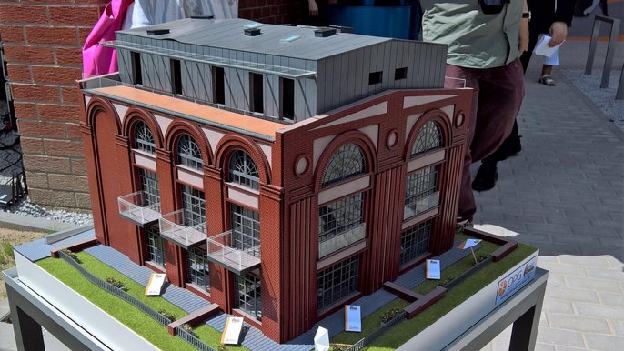 Makieta ceglanego budynku elektrowni z 1906 r. przy ul. Wróblewskiego - fot. Wojciech Markiewicz
