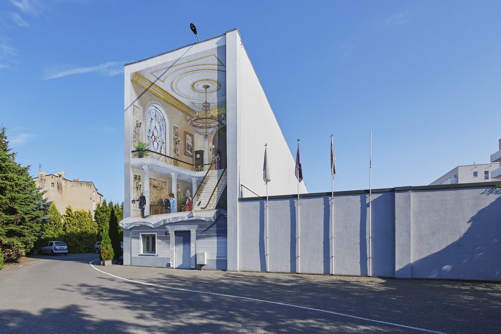 Mural na froncie budynku hotelu, przedstawiający wnętrze budynku nawiązując do pofabrykanckiej historii Łodzi