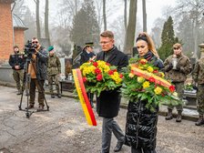 Kwiaty składają wiceprezydent Adam Wieczorek i wiceprzewodnicząca Rady Miejskiej w Łodzi Paulina Setnik. Fot. P. Wacławiak, UMŁ. 