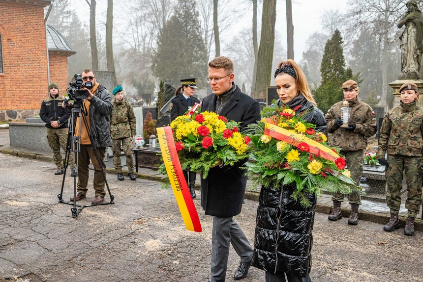 Kwiaty składają wiceprezydent Adam Wieczorek i wiceprzewodnicząca Rady Miejskiej w Łodzi Paulina Setnik. Fot. P. Wacławiak, UMŁ. 