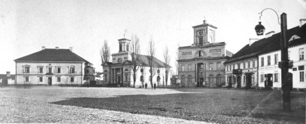 Widok na ratusz i kościół przy placu - lata 60. XIX w. (źródło: wikimedia commons) 