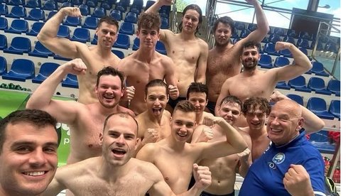 Na zdjęciu zawodnicy i trenerze łódzkiego sportowego towarzystwa waterpolo cieszący się ze zwycięstwa