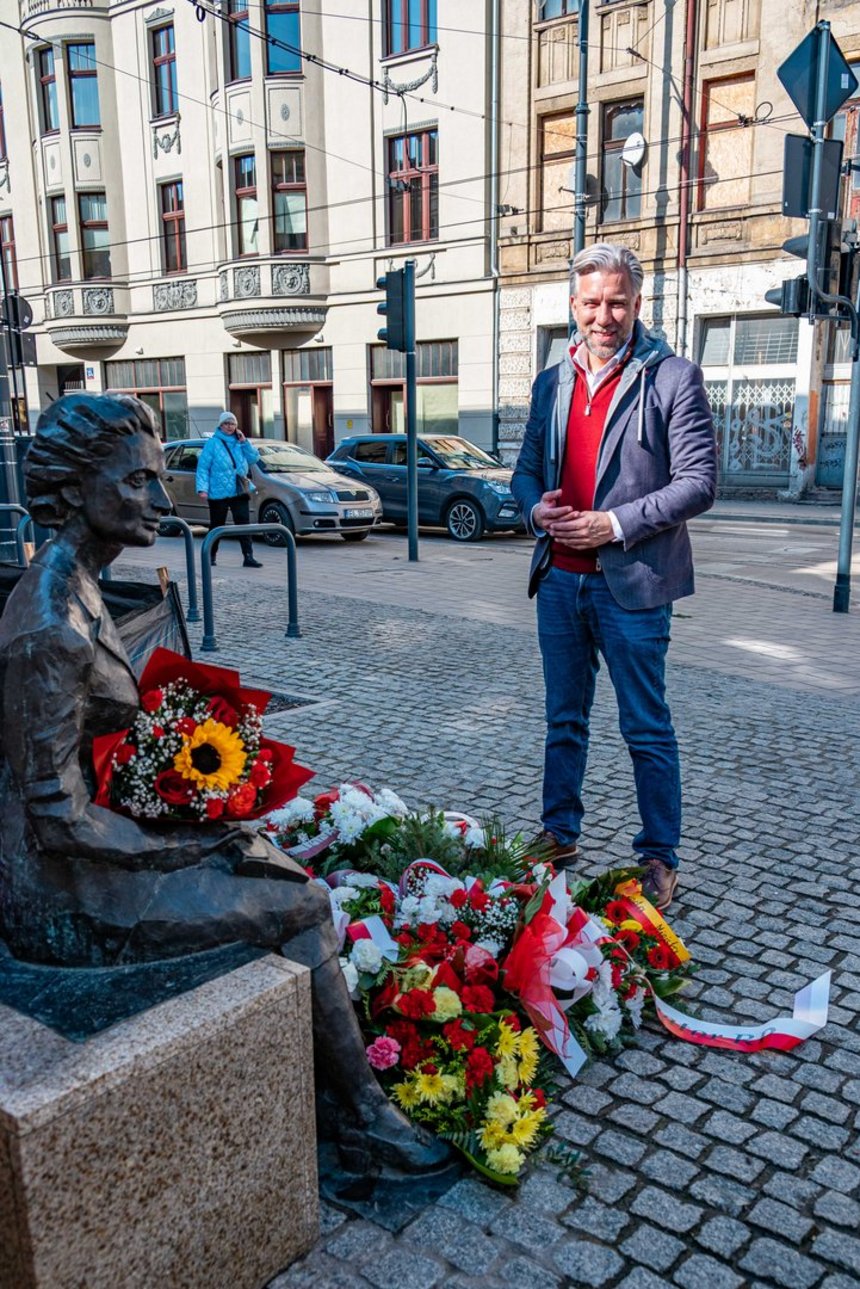 Kwiaty składa przewodniczacy Rady Miejskiej w Łodzi Bartosz Domaszewicz, fot. P. Wacławiak, UMŁ. 