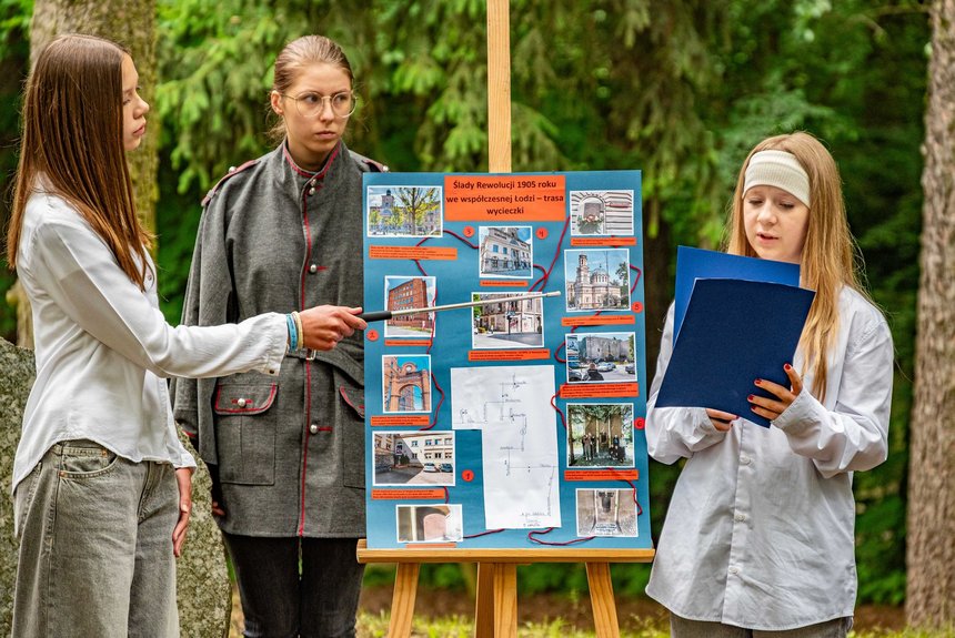  Aleksandra Ruszkowska i Zofia Trzcionek, z SP nr 40 o projekcie szkolnym. Fot. P. Wacławiak, UMŁ. 