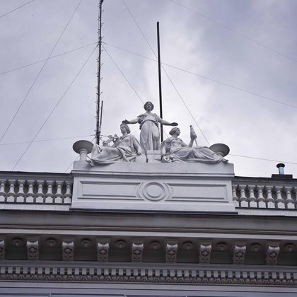 Wolność, przemysł i handel. Rzeźba wieńcząca fasadę pałacu Heinzla , foto Andrzej Janecki