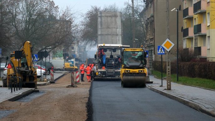 Wylewanie asfaltu na ulicy Zarzewskiej - mat. UMŁ