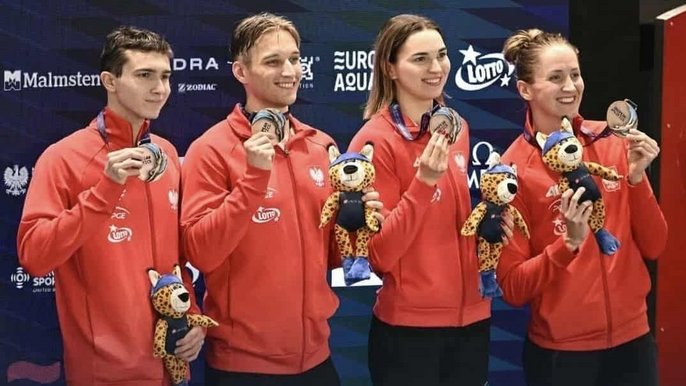  - sztafeta pozująca z medalami