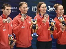 sztafeta pozująca z medalami