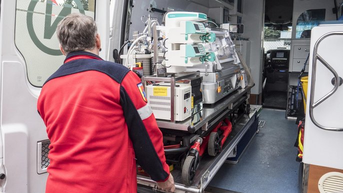 Dodatkowy zestaw inkubatorowy do transportu noworodków - fot. Stefan Brajter / UMŁ
