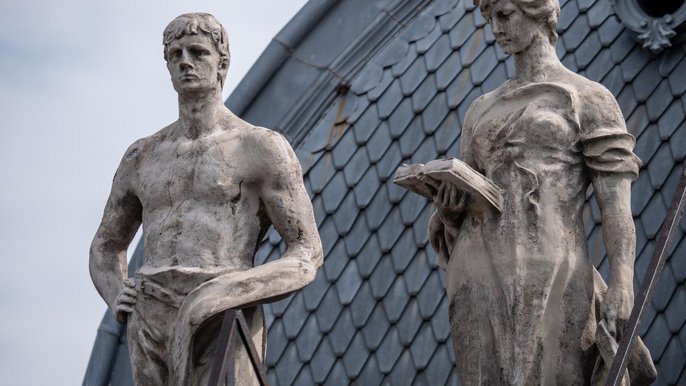 Rzeźby na dachu Pałacu Poznańskiego odzyskują dawny blask - fot. Stefan Brajter / UMŁ