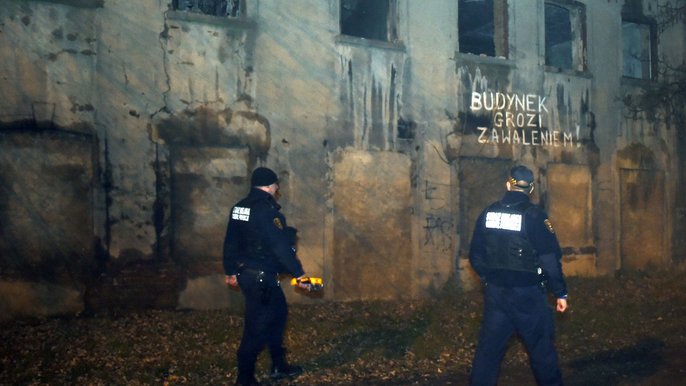 Strażnicy miejscy przeszukują opuszczone budynki - fot. Paweł Łacheta