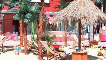 Zdjęcie promujące wydarzenie: Lato na Patio - Strefa zabawy i relaksu w Porcie Łódź, Plaża -  mat. pras. Port Łódź