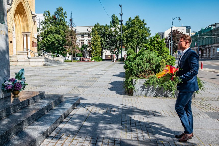 Wiceprezydent Adam Wieczorek przy pomniku Ignacego Skorupki. . Fot. P. Wacławiak, UMŁ. 