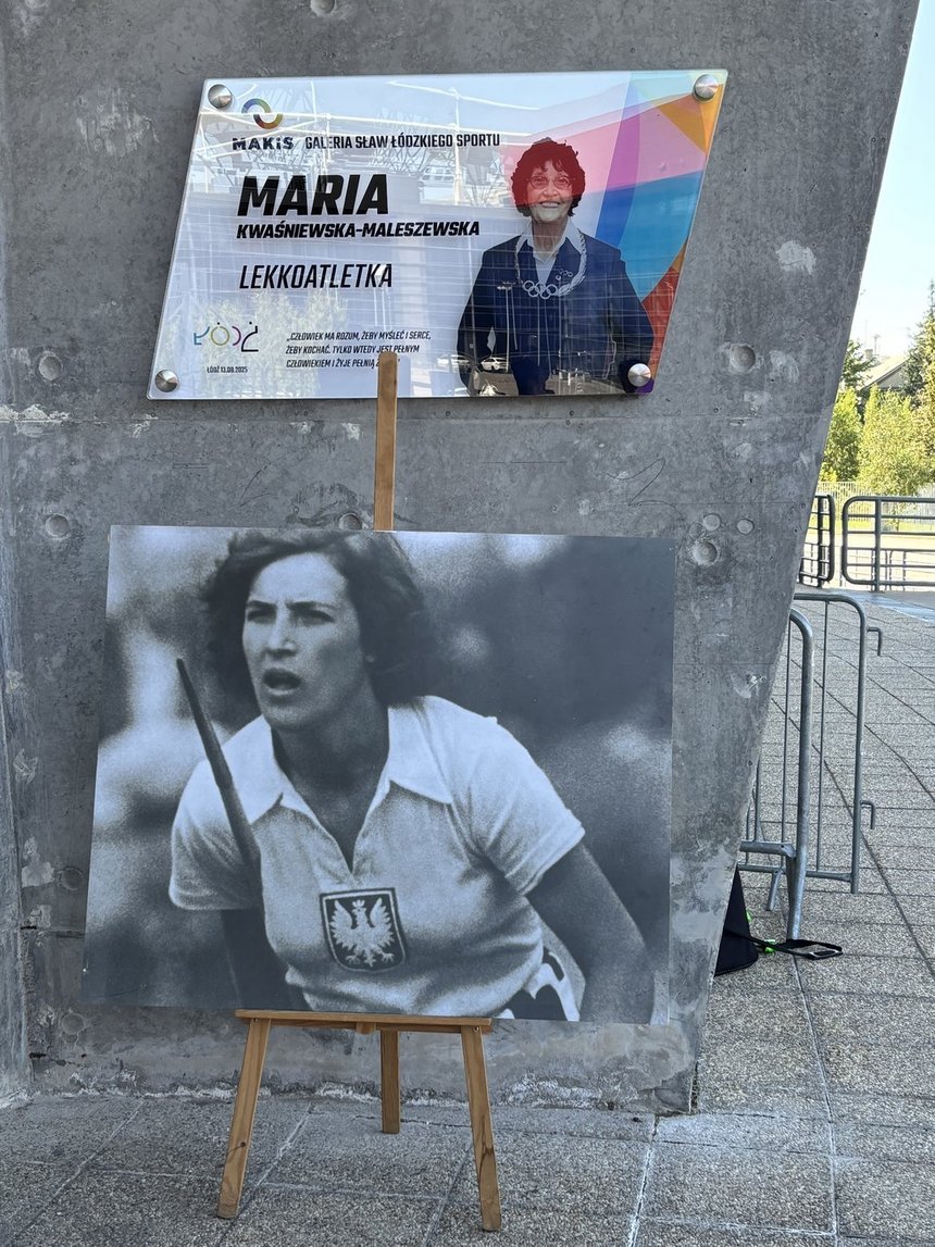 tablica pamiątkowa oraz grafika przedstawiająca Marię Kwaśniewską-Maleszewską podczas zawodów 