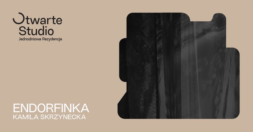 Plakat wystawy: Otwarte Studio Jednodniowa Rezydencja Endorfinka Kamila Skrzynecka. Białe i czarne napisy na beżowym tle.