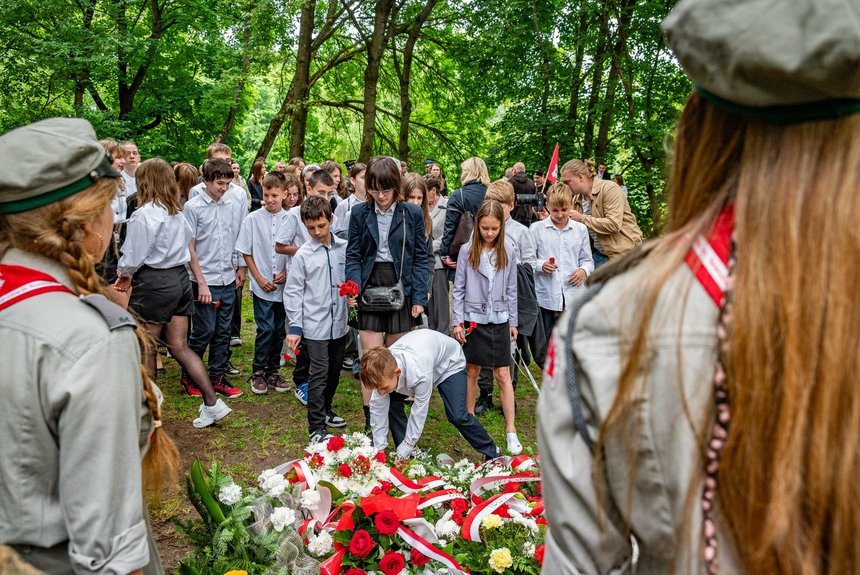 Czerwone kwiatki dla bohaterów rewolucji. Fot. P. Wacławiak, UMŁ. 