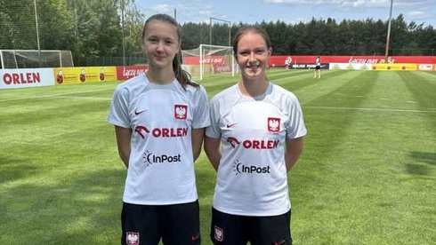 na zdjęciu Zofia Pągowska i Martyna Bartczak w koszulka reprezentacji Polski